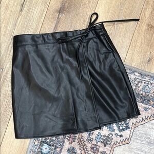Hunter & Brown Black Faux Leather Wrap Skirt with Tie and Zipper M